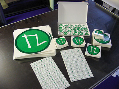 mainostarrat logolla